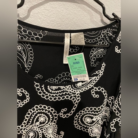 NWT Black and white embroidered blouse size 2X - Picture 2 of 3